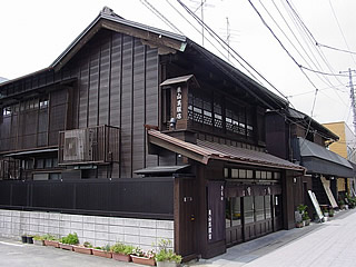画像:旧石岡市内の看板建築03-栗山呉服店-