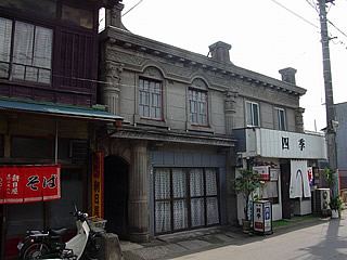 画像：旧石岡市内の看板建築04-大和田家貸店舗-