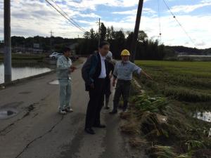 台風18号の影響で道路の法面が崩落した片野地区