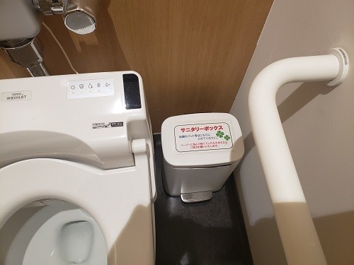 男性用個室トイレにおけるサニタリーボックスの設置について001