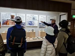 展示解説の様子