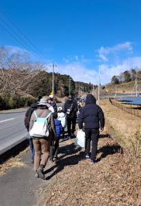 龍神山ふれあいの森入り口を目指す参加者の様子